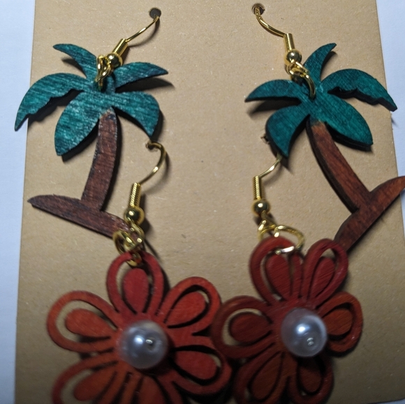 Wooden Floral and Coconut Tree earrings. - Picture 6 of 9
